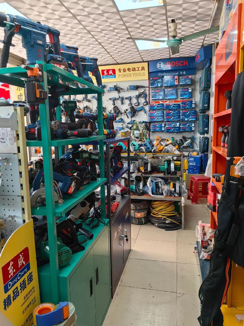 五金機(jī)電實(shí)體店 努力工作,年前買(mǎi)件軍大衣過(guò)新年